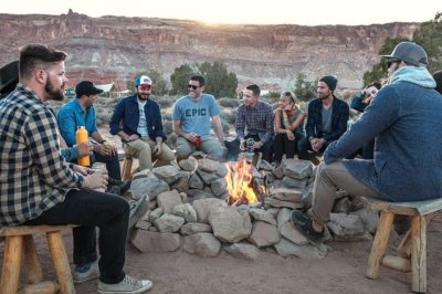 Pourquoi les gens passent-ils leurs étés dans des terrains de camping près de chez eux ?